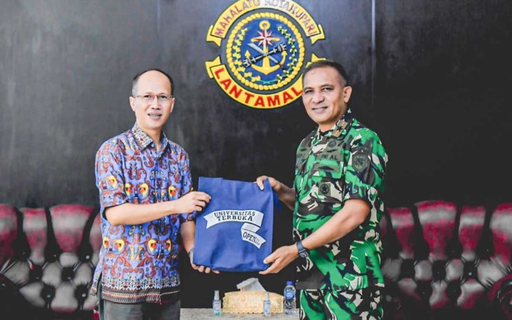 Danlantamal IX Ambon Brigjen TNI (Mar) Said Latuconsina saat menerima cenderamata 