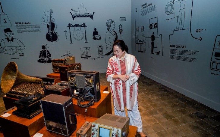 Puan Maharani Ketua DPR RI saat mengunjungi museum Lokananta Solo
