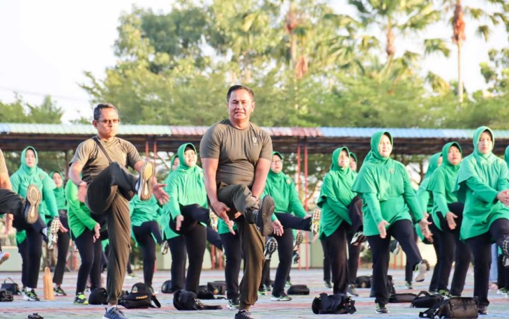 Pangdam XII/Tpr Mayjen TNI Iwan Setiawan olahraga bersama prajuritnya 