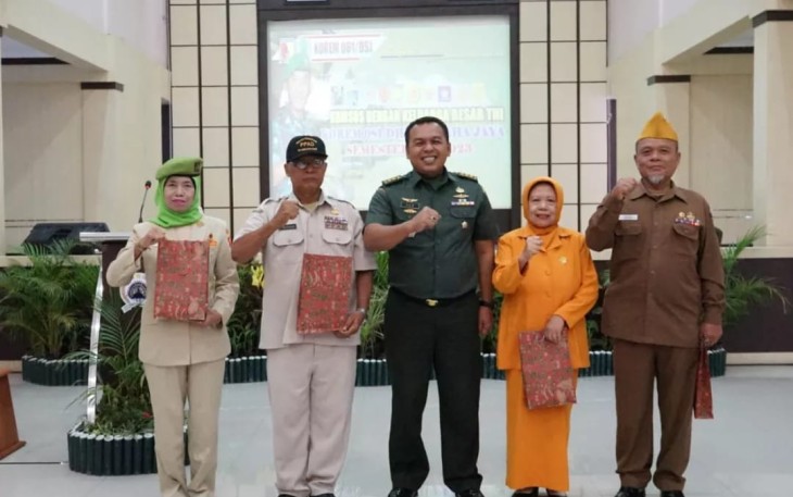 Kasrem 081/DSJ Letkol Inf Yuli Eko Purwanto bersama KBT 