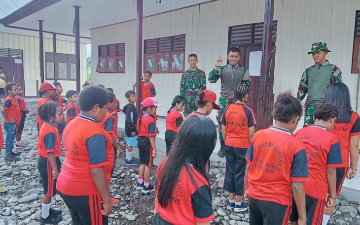 Latihan kedisiplinan dengan latihan baris berbaris