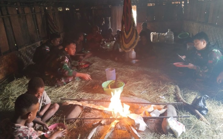 Suasana keakraban satgas dan masyarakat kampung Owagambak