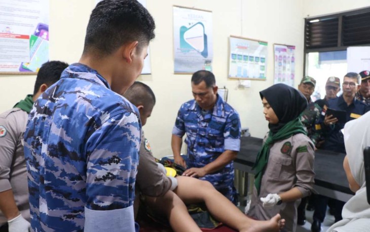 Danlanud Sutan Sjahrir Kolonel Nav Saeful Rakhmat saat meninjau pelaksanaan khitanan massal