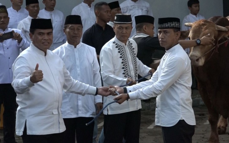 Kasal Laksamana TNI Muhammad Ali saat menyerahkan hewan qurban 