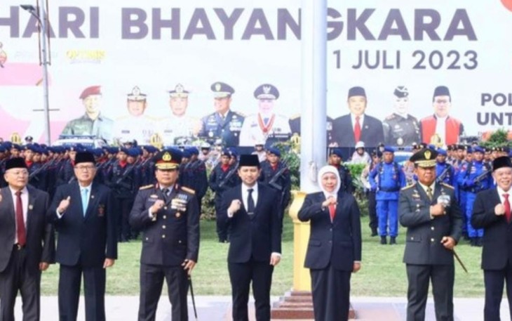 Kapolda Jatim Irjen Pol Toni Harmanto bersama Gubernur Jatim saat HUT Bhayangkara ke 77 di Surabaya, Sabtu (1/7)