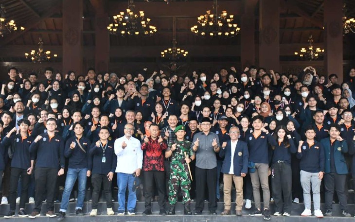 Dandim 0802/Ponorogo Letkol Inf Hirta Juni Adriansyah bersama mahasiswa universitas Brawijaya Malang, Minggu (2/7)