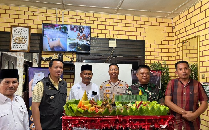 Kapolres Tapsel AKBP Imam Zamroni Bersama Forkopimda Berphoto Bersama 10 Orang Wartawan Penerima Penghargaan Atas Amplikasi Berita Positif Polri Terbanyak