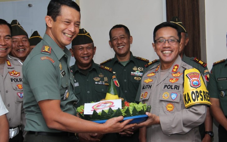 Dandim 0806/Trenggalek Letkol Kav Peddy Adi Prasetyo saat memberikan nasi tumpeng 