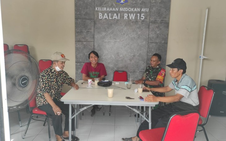 Serda Ahmad bersama warga binaannya, Senin (3/7)