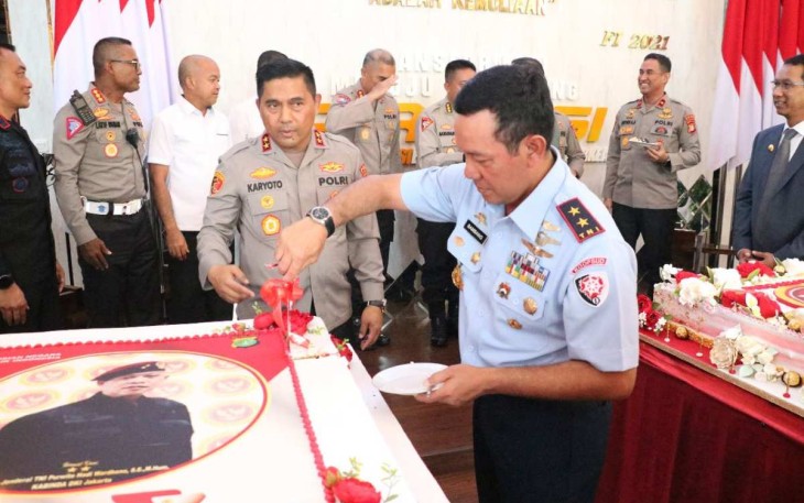 Pangkoopsud I Marsda TNI Bambang Gunarto saat memotong kue HUT Bhayangkara ke-77 di mapolda Metro Jaya, Senin (3/7)
