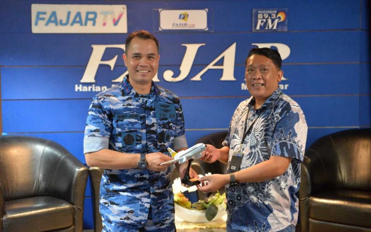 Danlanud Sultan Hasanuddin Marsma TNI Benny Arfan mberikan cenderamata ke pimred media Fajar, Selasa (4/7)