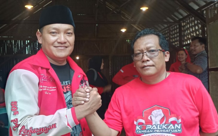 Sekretaris DPC PDIP Kabupaten Blitar Supriyadi (kanan) Bersama Hermawan Eks Politisi Gerindra Kabupaten Blitar yang Baru Saja Masuk ke PDIP Kabupaten Blitar 