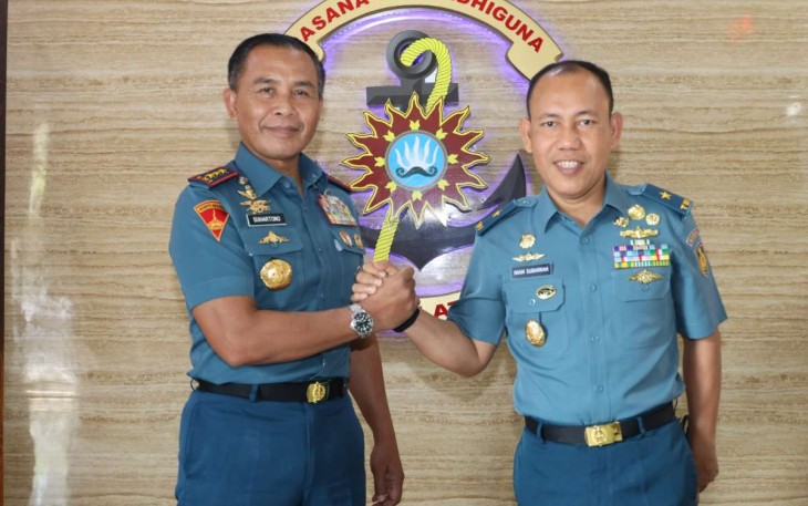 Dankodiklatal Letjen TNI (Mar) Suhartono bersama Kadiskual Laksma TNI Imam Subarkah di Surabaya, Kamis (6/7)