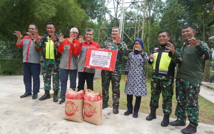 Pangdam III/Slw Terima Penyerahan 1000 Sak Semen dari Cemindo Gemilang, Jum'at (7/7)
