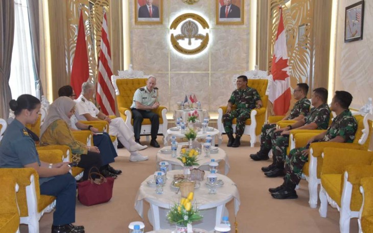 Wagub AAL Laksma TNI Dato' Rusman saat menerima atase pertahanan Kanada di Surabaya, Jum'at (7/7)