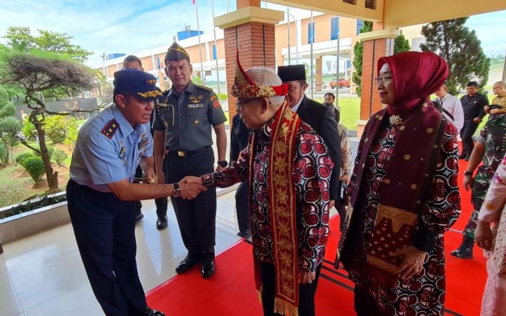 Pangkoopsud I Marsda TNI Bambang Gunarto saat menyambut kedatangan wapres Ma'ruf Amin di bandara internasional Sultan Mahmud Badaruddin Palembang, Kamis (6/7)