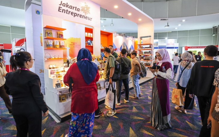 Antusias pengunjung kunjungi salah satu stand INABUYER B2B2G Expo 2023 di Jakarta, Sabtu (8)7)