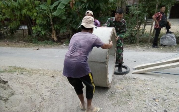 Karya bakti pembangunan drainase di wilayah desa binaan 