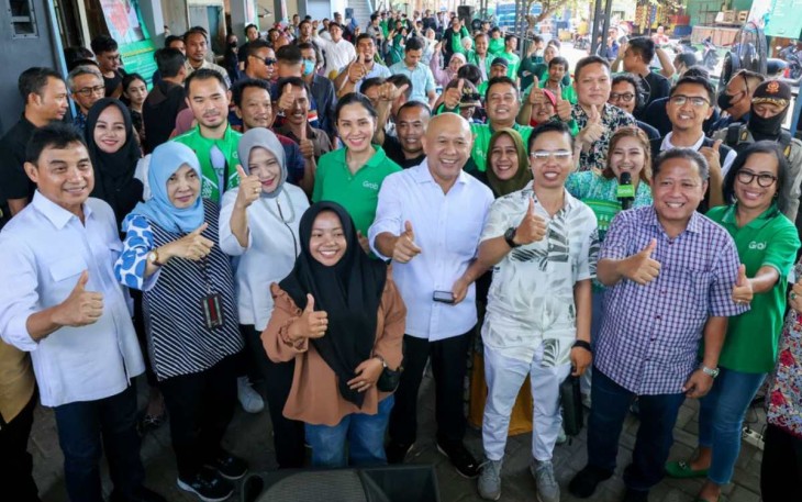 MenkopUKM Teten Masduki bersama pedagang pasar tradisional di Pasar Sememi, Surabaya, Minggu (9/7)