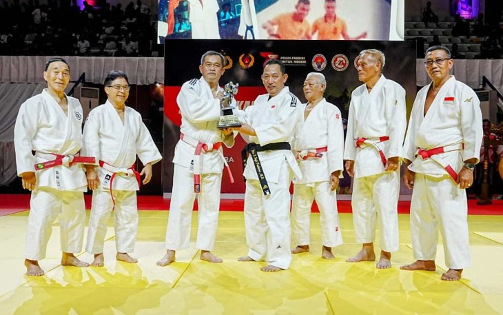 Pangkostrad Letjen TNI Maruli Simanjuntak saat menyematkan sabuk hitam judo Kapolri di Jakarta, Minggu (9/7)