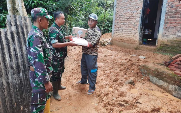 Salurkan bantuan sembako warga terdampak bencana di wilayah desa binaan 