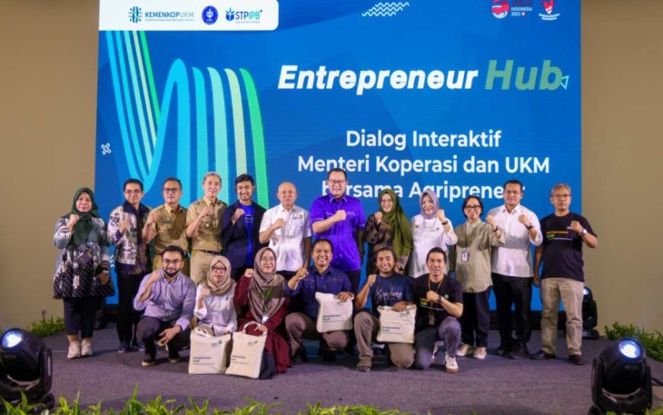 MenkopUKM Teten Masduki bersama entrepreneur di Bogor, Senin (10/7)