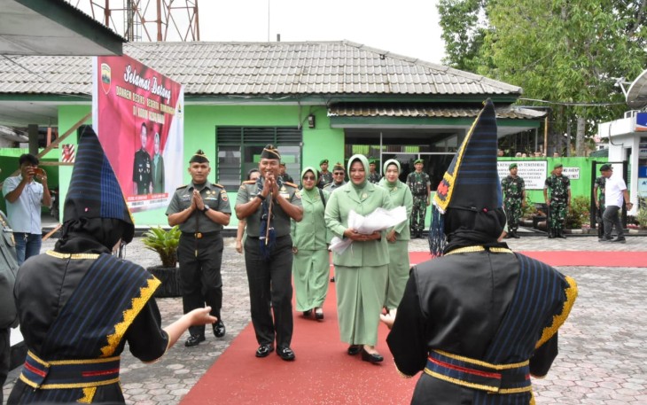 Danrem 023/KS Kolonel Inf Lukman Hakim saat mengunjungi Kodim 0206/Dairi, Senin (10/7)