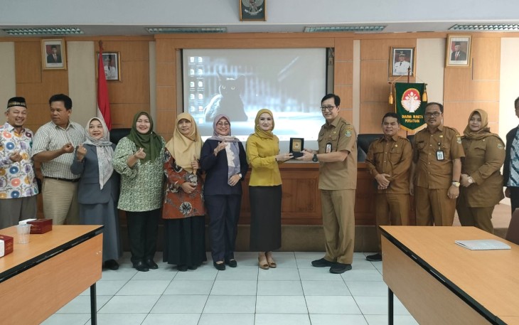 DPRD Kota Depok saat memberikan cenderamata BPKAD Kota Cilegon, Senin (10/7)