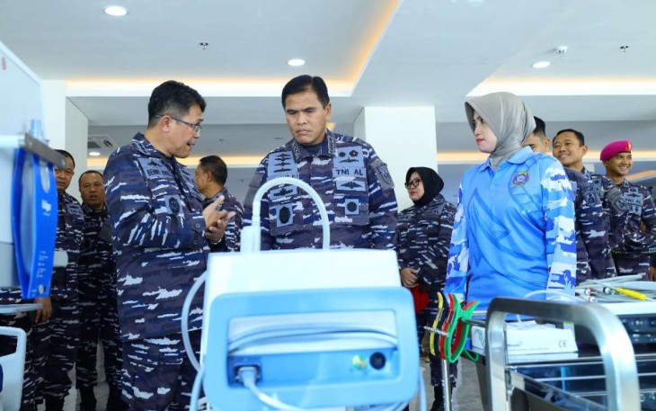 Kasal Laksamana TNI Muhammad Ali saat meresmikan fasilitas baru kesehatan di Surabaya, Selasa (11/7)