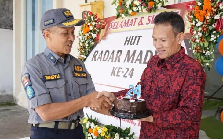Kapenrem 081/DSJ Mayor Arm Nurwahyu Sujatmiko memberikan ucapan selamat ulang tahun media Jawa Pos Radar Jawa Timur, Rabu (12/7) 