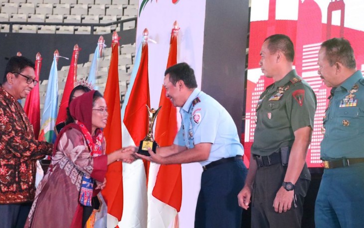 Pangkoopsud I Marsda TNI Bambang Gunarto saat menerima penghargaan, Rabu (12/7)