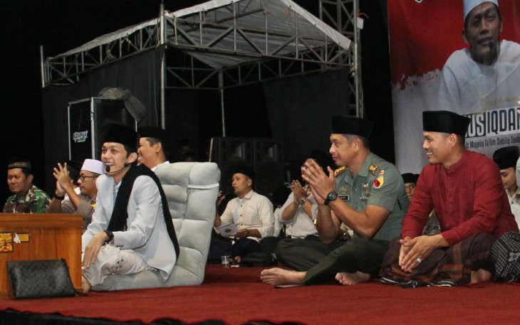 Dandim 0806/Trenggalek Letkol Kav Peddy Adi Prasetyo saat bersholawat 