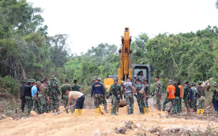 Satgas TMMD Ke 117 Kodim 1411/Bulukumba bangun akses jalan menuju lokasi wisata, Selasa (18/7)