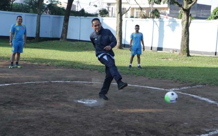 Danlanud Husein Sastranegara Kolonel Pnb Ardi Syahri kick off turnamen futsal, Selasa (18/7))