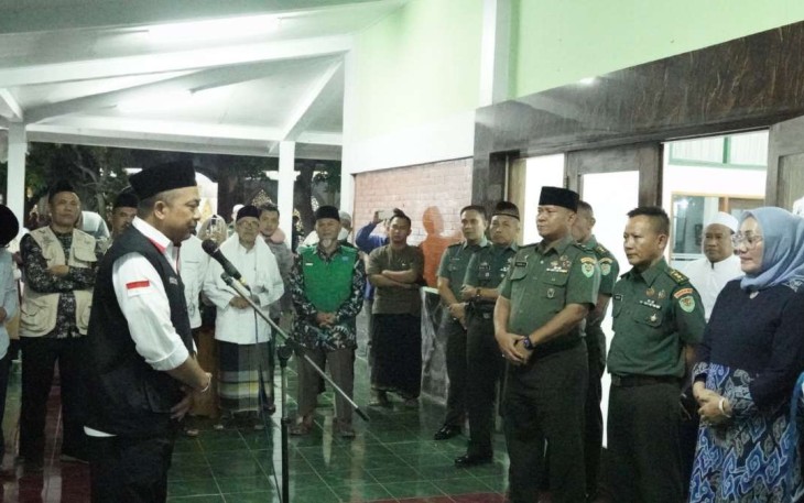Kasrem 063/SGJ Letkol Arh Dhama Noviang Jaya saat menyambut jamaah haji di Makorem, Selasa (18/7)