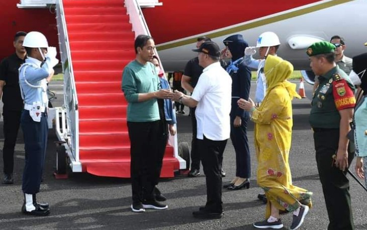 Gubernur Bengkulu Rohidin Mersyah saat menyambut presiden Joko Widodo di Bandara Fatmawati Soekarno, Rabu (19/7)