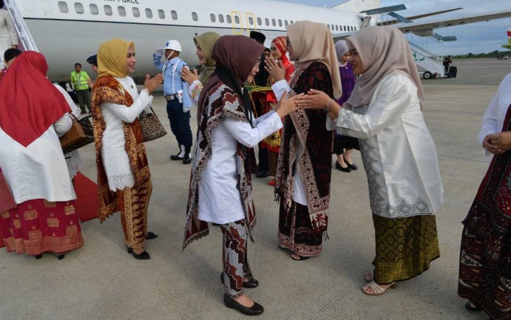 Ibu Wapres Hj Wury Ma'ruf Amin saat tiba di bandara internasional Minangkabau, Padang, Kamis (20/7)