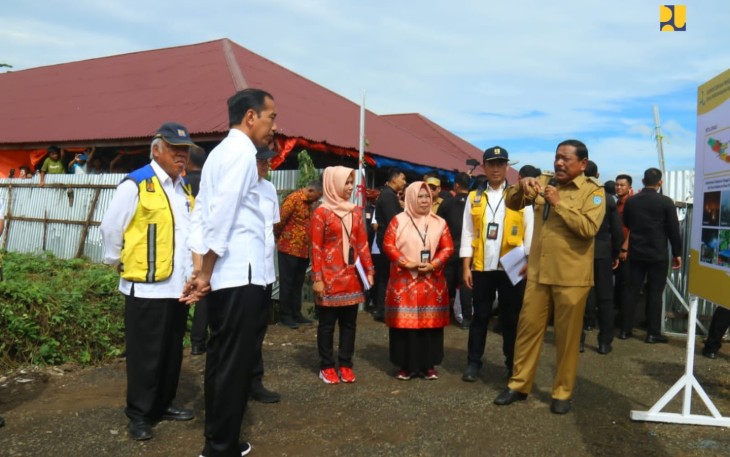 Presiden Jokowi saat meninjau Pasar Purwodadi Bengkulu Utara