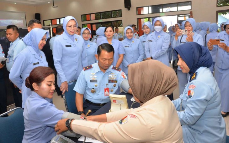 Danlanud Iswahjudi Marsma TNI Wastum saat baksos donor darah di RSAU dr Efram Harsana