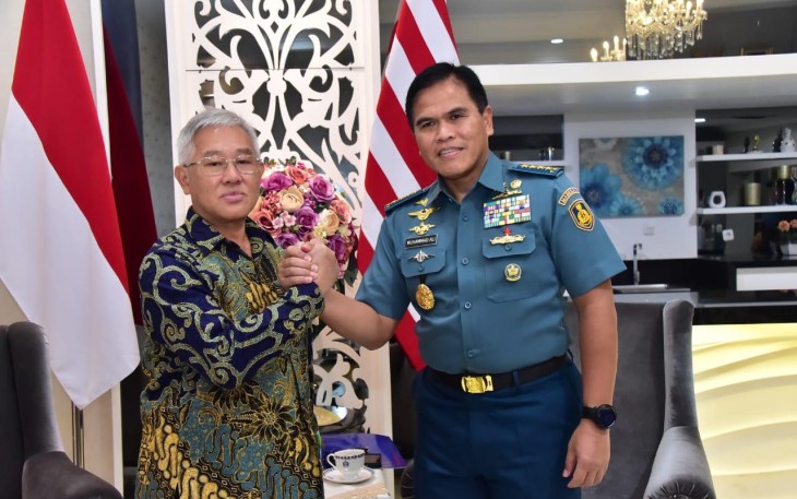 Kasal Laksamana TNI Muhammad Ali bersama Bupati Kabupaten Kepulauan Aru dr Johan Gongga
