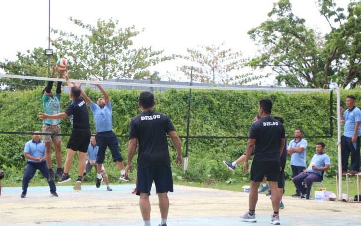 Pertandingan voli meriahkan Hari Bakti TNI AU ke-76 di Lanud Sutan Sjahrir Padang 