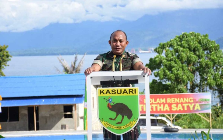 Pangdam XVIII/Kasuari Mayjen TNI Gabriel Lema saat meresmikan kolam renang Tirta Satya, Kamis (27/7)