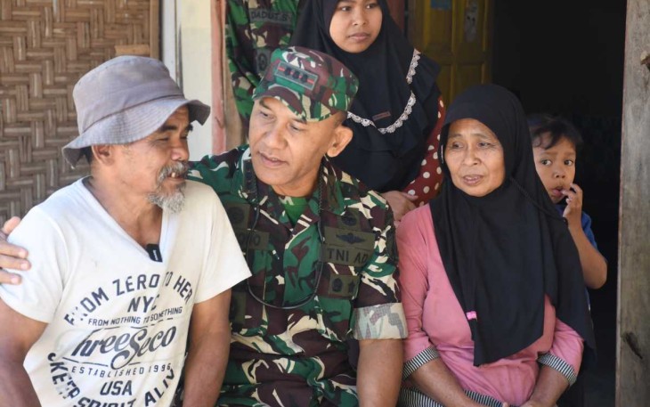 Danrem 081/DSJ Kolonel Inf H. Sugiyono saat berdialog dengan bapak Misman, Kamis (27/7)
