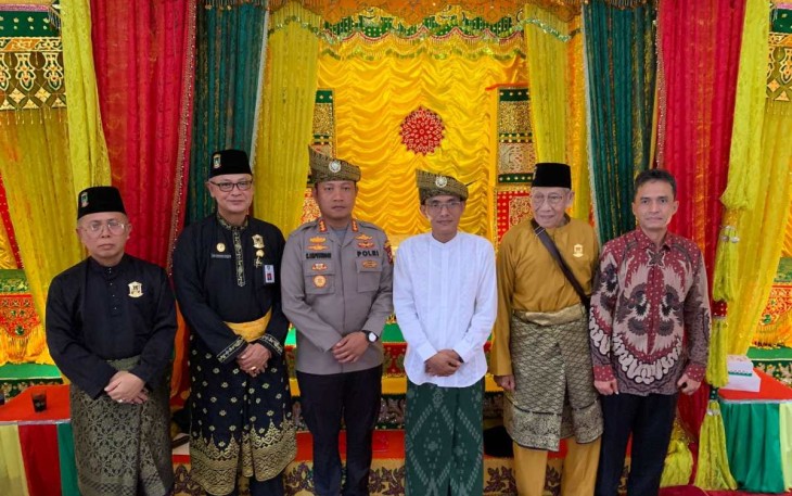 Kapolresta Tanjungpinang Kombes Pol H Ompusunggu bersama tokoh masyarakat, Jum'at (28/7)