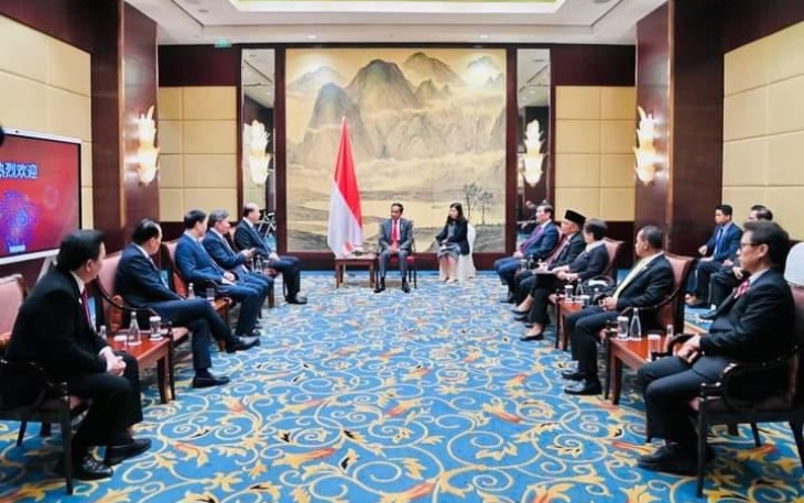 Presiden Joko Widodo saat bertemu dengan pemimpin perusahaan Tiongkok di hotel Shangri-La Chengdu, RRT, Jum'at (28/7)