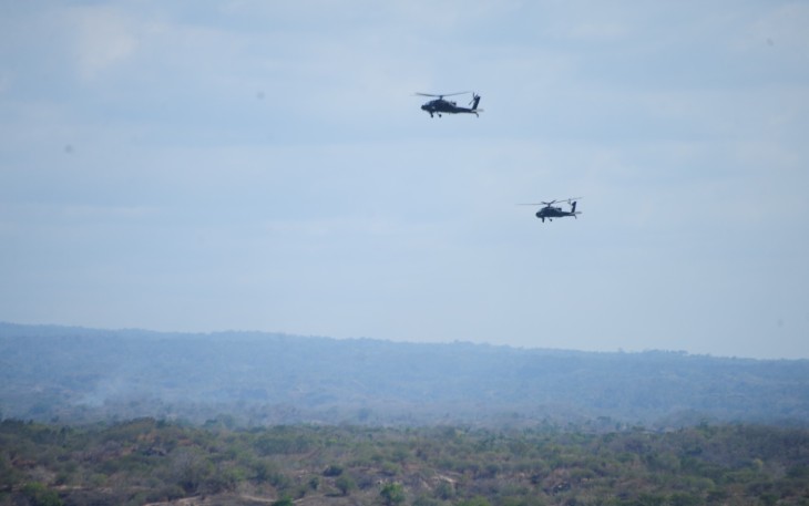 uji manuver sekaligus penembakan basah Helikopter serbu Apache AH-64 milik TNI AD dengan.