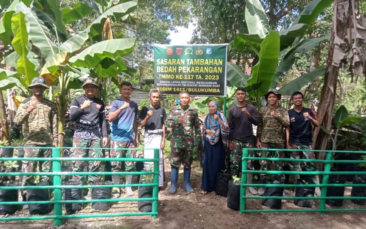 Satgas TMMD Bulukumba Bedah Pekarangan Rumah Warga