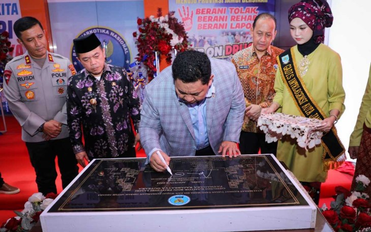 Kepala BNN RI Dr Petrus Reinhard Golose saat meresmikan gedung BNNP di Jambi, Kamis (3/8) 