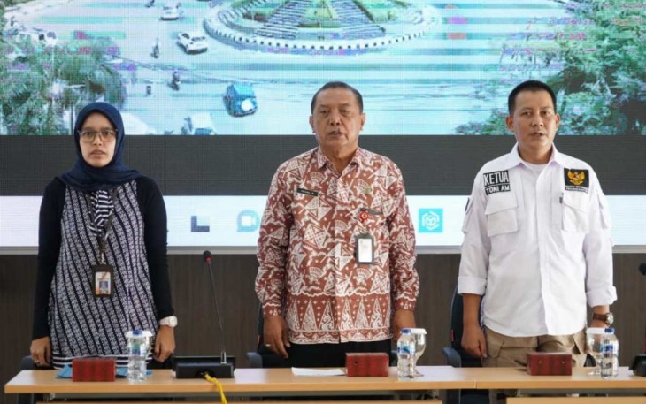 Foto dari Kiri ke kanan: Kabid Pengelolaan Informasi dan Komunikasi Diskominfo Ipung E. Setianingrum,  Asda I Pemkot Cilegon Tatang Muftadi, Ketua Komisi Informasi Provinsi Banten Toni Anwar Mahmud, Kamis (3/8)