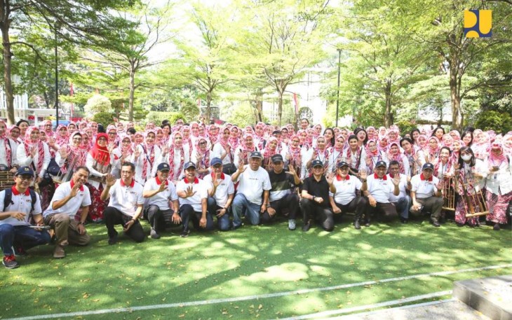 Menteri PUPR Basuki Hadimuljono saat kegiatan pecahkan rekor dunia angklung di Gelora Bung Karno , Jakarta, Sabtu (5/8)